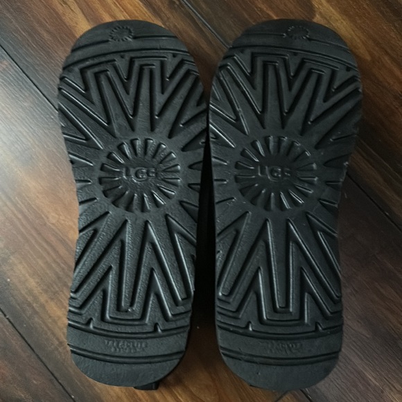 Black short Uggs - Picture 3 of 6